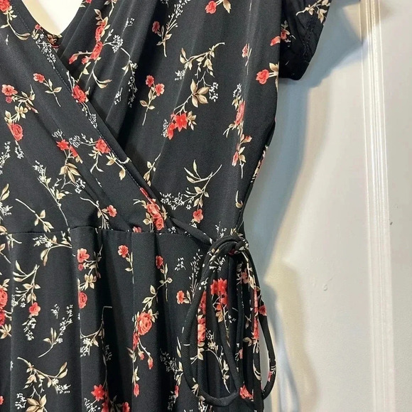 Kaileigh Faux Wrap Knit Dress – Black Floral (Size L) - Picture 6 of 7